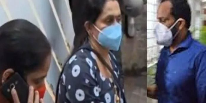 ബിനീഷിന്റെ ഭാര്യയെയും കുഞ്ഞിനെയും കാണണം എന്നാവശ്യപ്പെട്ട് ബന്ധുകള് പ്രതിഷേധം ബിനീഷിന്റെ ഭാര്യയെയും കുഞ്ഞിനെയും കാണണം എന്നാവശ്യപ്പെട്ട് ബന്ധുകള് പ്രതിഷേധം