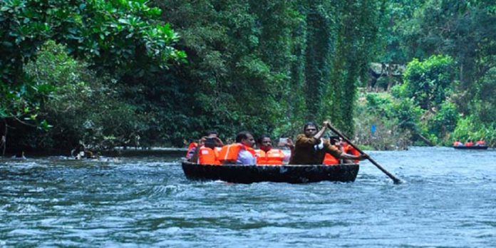കോവിഡ് ഭീഷണിക്കിടയിലും അടവി കുട്ടവഞ്ചി സവാരി കേന്ദ്രത്തിൽ തിരക്കേറുന്നു കോവിഡ് ഭീഷണിക്കിടയിലും അടവി കുട്ടവഞ്ചി സവാരി കേന്ദ്രത്തിൽ തിരക്കേറുന്നു