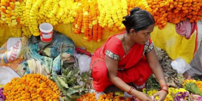 ദീപാവലി വ്യാപാരം പൊടിപൊടിച്ചു ; രാജ്യത്തുടനീളം വിറ്റത് 72,000 കോടി രൂപയുടെ ഉത്പന്നങ്ങള് ദീപാവലി വ്യാപാരം പൊടിപൊടിച്ചു ; രാജ്യത്തുടനീളം വിറ്റത് 72,000 കോടി രൂപയുടെ ഉത്പന്നങ്ങള്