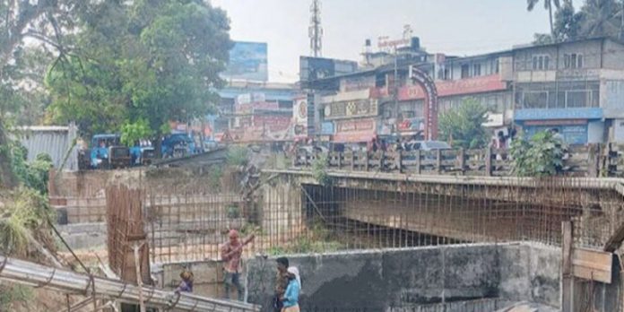 നിർമ്മാണം തുടങ്ങിയിട്ട് ഒന്നര വർഷം പിന്നിടുമ്പോഴും അടൂർ ഇരട്ടപ്പാല നിർമ്മാണം മന്ദഗതിയിൽ നിർമ്മാണം തുടങ്ങിയിട്ട് ഒന്നര വർഷം പിന്നിടുമ്പോഴും അടൂർ ഇരട്ടപ്പാല നിർമ്മാണം മന്ദഗതിയിൽ