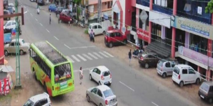 റാന്നി കോളേജ് റോഡിലെ ഗതാഗതക്കുരുക്ക് ജനങ്ങളെ വലയ്ക്കുന്നു റാന്നി കോളേജ് റോഡിലെ ഗതാഗതക്കുരുക്ക് ജനങ്ങളെ വലയ്ക്കുന്നു