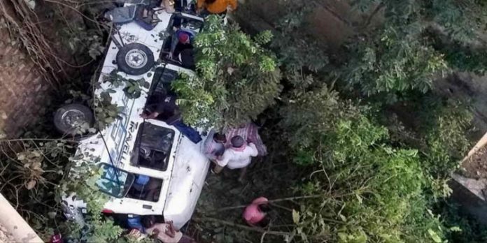മഹാരാഷ്ട്രയില് മലയാളികൾ സഞ്ചരിച്ച ട്രാവലർ നദിയിലേക്ക് മറിഞ്ഞു ; അഞ്ച്പേര് മരിച്ചു മഹാരാഷ്ട്രയില് മലയാളികൾ സഞ്ചരിച്ച ട്രാവലർ നദിയിലേക്ക് മറിഞ്ഞു ; അഞ്ച്പേര് മരിച്ചു