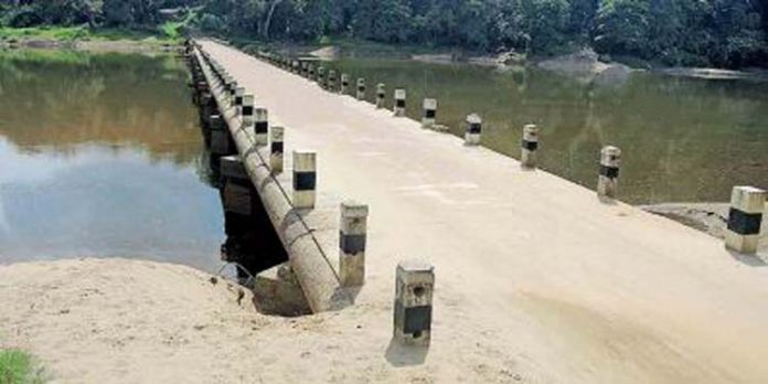 കുരുമ്പൻമൂഴി കടവിൽ ഇനിയും യാഥാർഥ്യമാകാതെ പാലം കുരുമ്പൻമൂഴി കടവിൽ ഇനിയും യാഥാർഥ്യമാകാതെ പാലം
