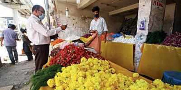 വിവാഹ ചടങ്ങുകൾ സജീവമാകുന്നു : പൂക്കള്ക്ക് വില കുത്തനെ ഉയര്ന്നു വിവാഹ ചടങ്ങുകൾ സജീവമാകുന്നു : പൂക്കള്ക്ക് വില കുത്തനെ ഉയര്ന്നു