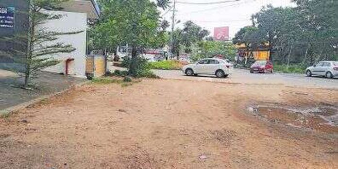 തിരുവല്ലയില് പൊതുമരാമത്ത് സ്ഥലം സ്വകാര്യ വ്യക്തികൾ കയ്യേറി ; മൗനം പാലിച്ച് പൊതുമരാമത്ത് ഉദ്യോഗസ്ഥര് തിരുവല്ലയില് പൊതുമരാമത്ത് സ്ഥലം സ്വകാര്യ വ്യക്തികൾ കയ്യേറി ; മൗനം പാലിച്ച് പൊതുമരാമത്ത് ഉദ്യോഗസ്ഥര്