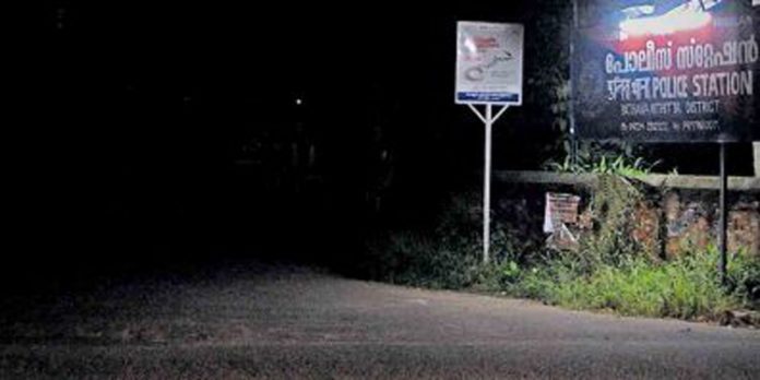 തിരഞ്ഞെടുപ്പ് കാലത്തും പന്തളം നിവാസികള് ഇരുട്ടിൽ തപ്പുന്നു ; നടപടി വേണമെന്ന് ആവശ്യം ശക്തം തിരഞ്ഞെടുപ്പ് കാലത്തും പന്തളം നിവാസികള് ഇരുട്ടിൽ തപ്പുന്നു ; നടപടി വേണമെന്ന് ആവശ്യം ശക്തം