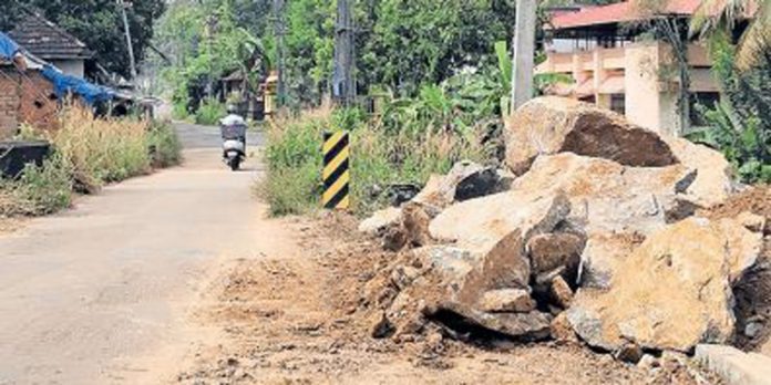 ആനയടി റോഡിന്റെ നിർമ്മാണം ഇഴയുന്നതിൽ പ്രതിഷേധവുമായി നാട്ടുകാർ ആനയടി റോഡിന്റെ നിർമ്മാണം ഇഴയുന്നതിൽ പ്രതിഷേധവുമായി നാട്ടുകാർ