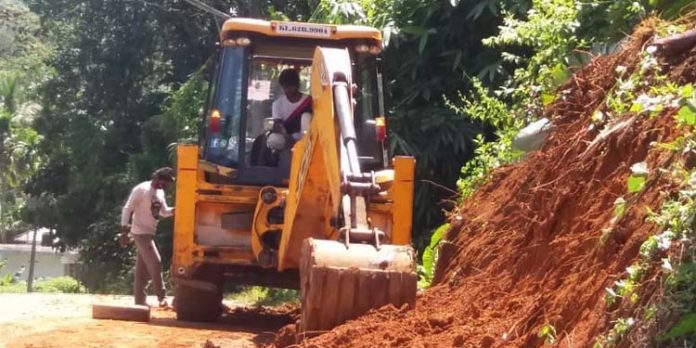 തണ്ണിത്തോട് റോഡിലേയ്ക്ക് ഇടിഞ്ഞുവീണ പച്ചമണ്ണ് നീക്കം ചെയ്തു തണ്ണിത്തോട് റോഡിലേയ്ക്ക് ഇടിഞ്ഞുവീണ പച്ചമണ്ണ് നീക്കം ചെയ്തു