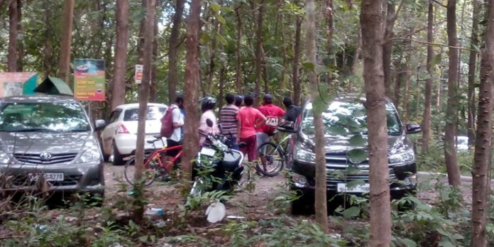 അടവി കുട്ടവഞ്ചി സവാരി കേന്ദ്രത്തിൽ തിരക്ക് വർധിച്ചു അടവി കുട്ടവഞ്ചി സവാരി കേന്ദ്രത്തിൽ തിരക്ക് വർധിച്ചു