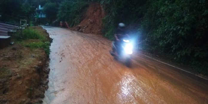 കോന്നി തണ്ണിത്തോട് റോഡരികിലെ അനധികൃത നിർമ്മാണ പ്രവർത്തനങ്ങൾ യാത്രക്കാർക്ക് ഭീഷണിയാകുന്നു കോന്നി തണ്ണിത്തോട് റോഡരികിലെ അനധികൃത നിർമ്മാണ പ്രവർത്തനങ്ങൾ യാത്രക്കാർക്ക് ഭീഷണിയാകുന്നു