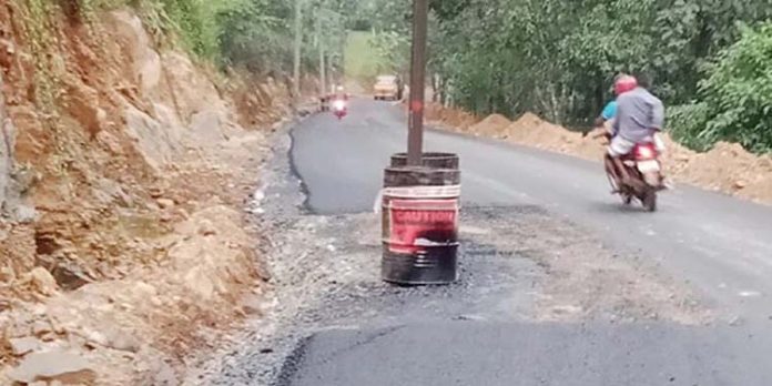 വൈദ്യുതി തൂണുകൾ മാറ്റാതെ റോഡ് ടാറിംഗ് തുടങ്ങിയതായി പരാതി വൈദ്യുതി തൂണുകൾ മാറ്റാതെ റോഡ് ടാറിംഗ് തുടങ്ങിയതായി പരാതി