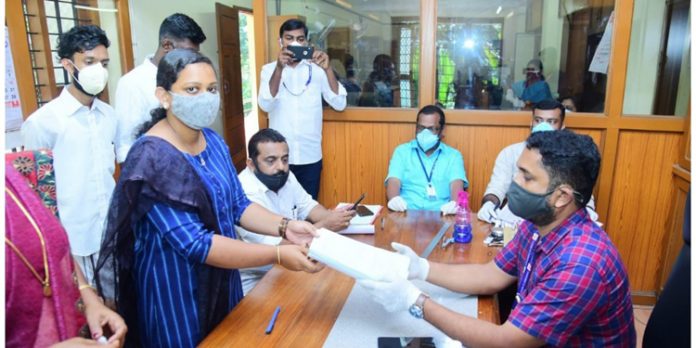 രേഷ്മ നാമനിർദ്ദേശ പത്രിക സമർപ്പിച്ചു ; ഇനി തെരഞ്ഞെടുപ്പ് ഗോദയിലേക്ക് രേഷ്മ നാമനിർദ്ദേശ പത്രിക സമർപ്പിച്ചു ; ഇനി തെരഞ്ഞെടുപ്പ് ഗോദയിലേക്ക്
