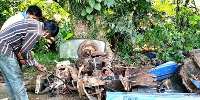 ഷുഗർ ഫാക്ടറി വളപ്പിൽ ദ്രവിച്ചുകിടന്ന വാഹനങ്ങൾ പൊളിച്ചു നീക്കുന്നു ഷുഗർ ഫാക്ടറി വളപ്പിൽ ദ്രവിച്ചുകിടന്ന വാഹനങ്ങൾ പൊളിച്ചു നീക്കുന്നു