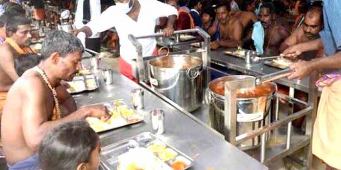 അയ്യപ്പന്മാരുടെ വിശപ്പകറ്റി ദേവസ്വം ബോര്ഡിന്റെ സൗജന്യ അന്നദാന വിതരണം അയ്യപ്പന്മാരുടെ വിശപ്പകറ്റി ദേവസ്വം ബോര്ഡിന്റെ സൗജന്യ അന്നദാന വിതരണം