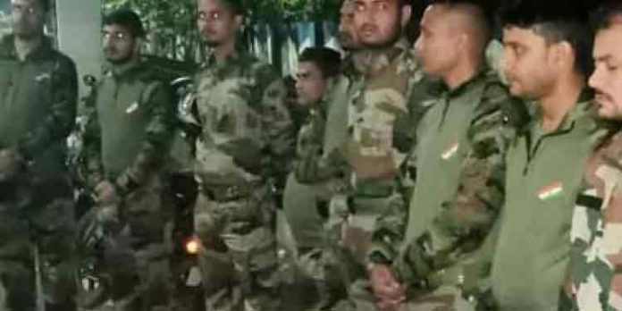 സൈനികവേഷം ധരിച്ച് സംശയാസ്പദ സാഹചര്യത്തില് കണ്ടെത്തിയ 11 പേരെ പോലീസ് അറസ്റ്റ് ചെയ്തു സൈനികവേഷം ധരിച്ച് സംശയാസ്പദ സാഹചര്യത്തില് കണ്ടെത്തിയ 11 പേരെ പോലീസ് അറസ്റ്റ് ചെയ്തു