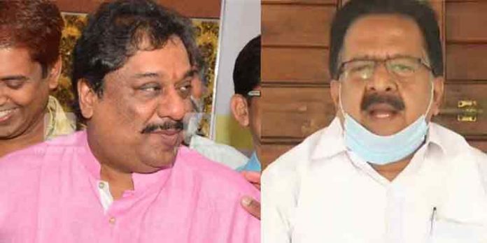 ചെന്നിത്തലയെ ഒതുക്കാന് മുഖ്യന് ; ബാര് കോഴ കേസില് വിജിലന്സ് അന്വേഷണത്തിന് നീക്കം ചെന്നിത്തലയെ ഒതുക്കാന് മുഖ്യന് ; ബാര് കോഴ കേസില് വിജിലന്സ് അന്വേഷണത്തിന് നീക്കം