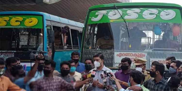 കൊച്ചിയിൽ ബസ് യാത്രയും സ്മാർട്ട് ആകുന്നു ; ആദ്യത്തെ സ്മാർട്ട് ബസ് സർവീസിന് പച്ചക്കൊടി കൊച്ചിയിൽ ബസ് യാത്രയും സ്മാർട്ട് ആകുന്നു ; ആദ്യത്തെ സ്മാർട്ട് ബസ് സർവീസിന് പച്ചക്കൊടി