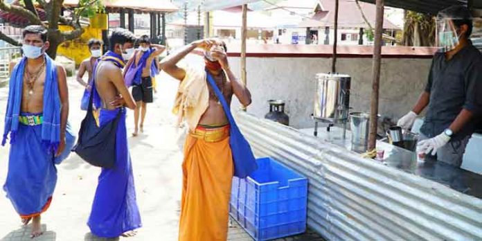 തീര്ഥാടകരുടെ ദാഹമകറ്റാന് ഔഷധ കുടിവെള്ള വിതരണം തീര്ഥാടകരുടെ ദാഹമകറ്റാന് ഔഷധ കുടിവെള്ള വിതരണം
