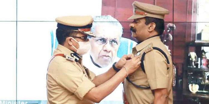 അപൂര്വനേട്ടത്തിന്റെ പൊന്തിളക്കത്തില് പത്തനംതിട്ട ജില്ലാപോലീസ് മേധാവി കെ.ജി സൈമണ് അപൂര്വനേട്ടത്തിന്റെ പൊന്തിളക്കത്തില് പത്തനംതിട്ട ജില്ലാപോലീസ് മേധാവി കെ.ജി സൈമണ്
