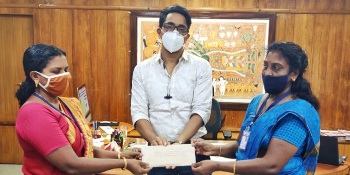 അങ്കണവാടി ജീവനക്കാര് പിരിച്ചെടുത്ത 50,000 രൂപ ദുരിതാശ്വാസ നിധിയിലേക്ക് സംഭാവന ചെയ്തു അങ്കണവാടി ജീവനക്കാര് പിരിച്ചെടുത്ത 50,000 രൂപ ദുരിതാശ്വാസ നിധിയിലേക്ക് സംഭാവന ചെയ്തു