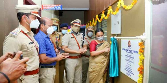 കേരളപ്പിറവിദിന സമ്മാനമായി ജില്ലാ ആസ്ഥാനത്ത് പുതിയ സൈബര് പോലീസ് സ്റ്റേഷന് തുറന്നു കേരളപ്പിറവിദിന സമ്മാനമായി ജില്ലാ ആസ്ഥാനത്ത് പുതിയ സൈബര് പോലീസ് സ്റ്റേഷന് തുറന്നു