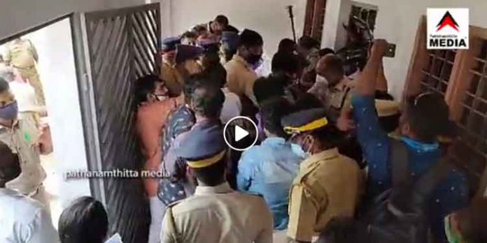 പത്തനംതിട്ട നഗരസഭാ ചെയർ പേഴ്സനെ ആക്രമിച്ചവര്ക്കെതിരെ നടപടി വേണം : സാമുവല് കിഴക്കുപുറം പത്തനംതിട്ട നഗരസഭാ ചെയർ പേഴ്സനെ ആക്രമിച്ചവര്ക്കെതിരെ നടപടി വേണം : സാമുവല് കിഴക്കുപുറം