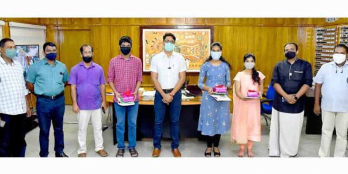 ഗാന്ധിജയന്തി വാരാചരണം : ക്വിസ് മത്സര വിജയികള്ക്ക് സമ്മാനം വിതരണം ചെയ്തു ഗാന്ധിജയന്തി വാരാചരണം : ക്വിസ് മത്സര വിജയികള്ക്ക് സമ്മാനം വിതരണം ചെയ്തു