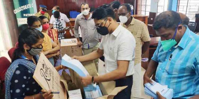 രണ്ടു പഞ്ചായത്തുകളിലെ മൂന്നു വാര്ഡുകളില് ബാലറ്റ് പേപ്പറില് തമിഴ് ഭാഷയും രണ്ടു പഞ്ചായത്തുകളിലെ മൂന്നു വാര്ഡുകളില് ബാലറ്റ് പേപ്പറില് തമിഴ് ഭാഷയും