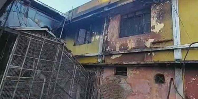 ആലുവയിൽ വ്യാപാര സ്ഥാപനങ്ങളിൽ തീപിടുത്തം ആലുവയിൽ വ്യാപാര സ്ഥാപനങ്ങളിൽ തീപിടുത്തം