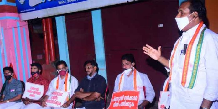 പിണറായി വിജയൻ രാജി വെയ്ക്കണമെന്ന് ആവശ്യപ്പെട്ടുകൊണ്ട് മലയാലപ്പുഴയിൽ യു.ഡി.എഫ് പ്രതിഷേധ സത്യാഗ്രഹം പിണറായി വിജയൻ രാജി വെയ്ക്കണമെന്ന് ആവശ്യപ്പെട്ടുകൊണ്ട് മലയാലപ്പുഴയിൽ യു.ഡി.എഫ് പ്രതിഷേധ സത്യാഗ്രഹം