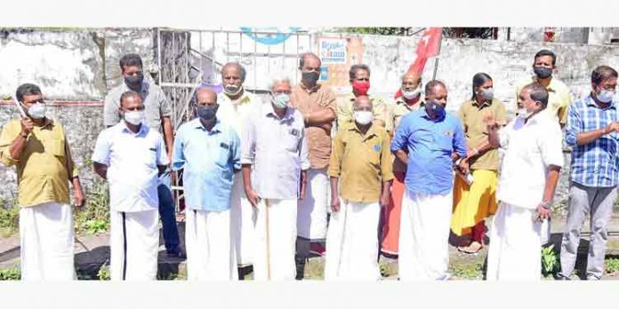 പെട്രോൾ, ഡീസൽ വിലവർദ്ധനവിൽ പ്രതിഷേധിച്ച് സി.ഐ.ടി.യു ധര്ണ്ണ നടത്തി പെട്രോൾ, ഡീസൽ വിലവർദ്ധനവിൽ പ്രതിഷേധിച്ച് സി.ഐ.ടി.യു ധര്ണ്ണ നടത്തി