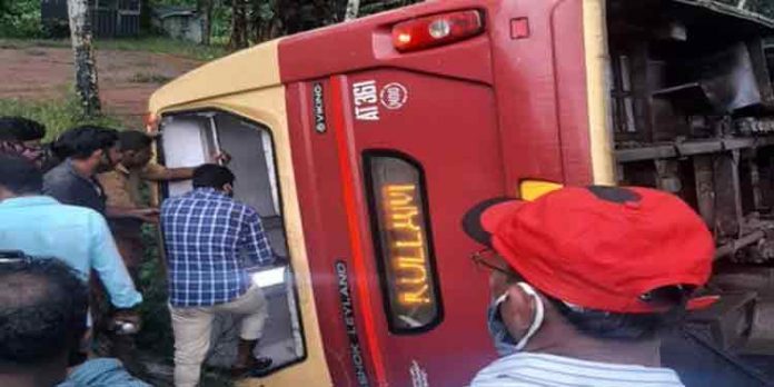 നെടുമങ്ങാട് കെഎസ്ആർടിസി ബസ് മറിഞ്ഞ് 22 പേർക്ക് പരിക്ക് നെടുമങ്ങാട് കെഎസ്ആർടിസി ബസ് മറിഞ്ഞ് 22 പേർക്ക് പരിക്ക്