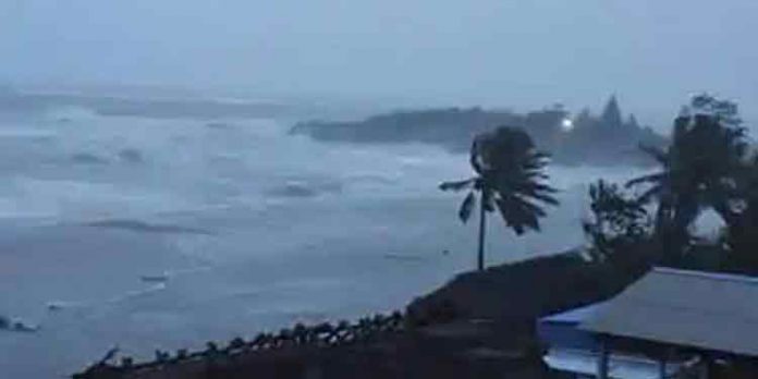 നിവര് ചുഴലിക്കാറ്റ് ദുര്ബലമായി കര്ണാടക തീരത്തേക്ക് നിവര് ചുഴലിക്കാറ്റ് ദുര്ബലമായി കര്ണാടക തീരത്തേക്ക്