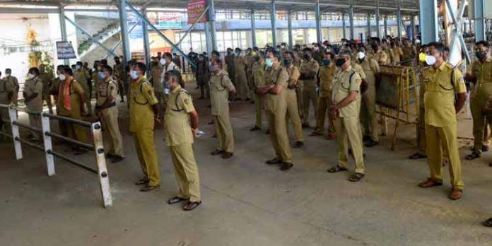 സന്നിധാനത്ത് പുതിയ പോലീസ് ബാച്ച് ചുമതലയേറ്റു സന്നിധാനത്ത് പുതിയ പോലീസ് ബാച്ച് ചുമതലയേറ്റു