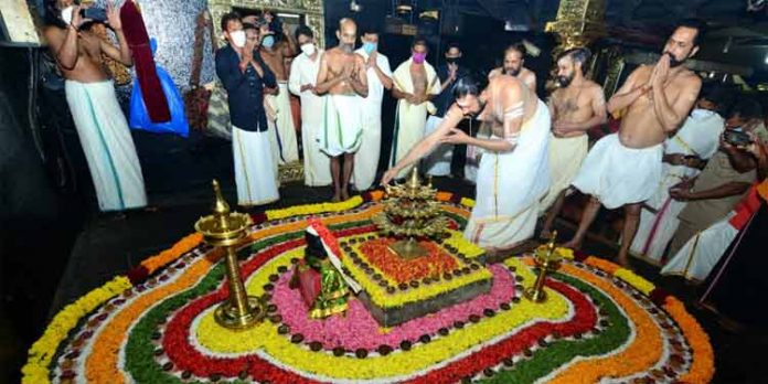 തൃക്കാര്ത്തിക പ്രഭയില് ശബരിമല സന്നിധാനം തൃക്കാര്ത്തിക പ്രഭയില് ശബരിമല സന്നിധാനം