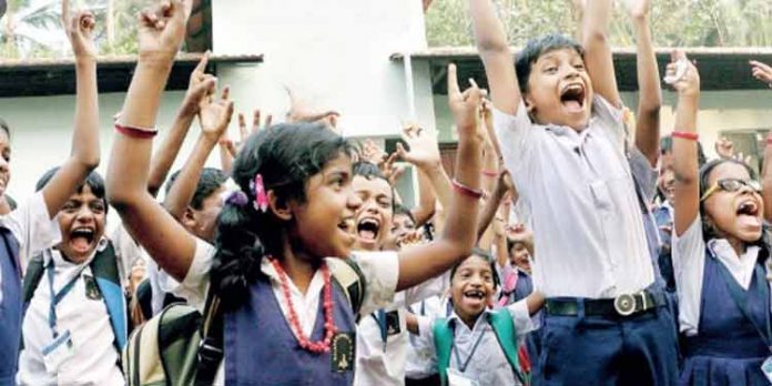 അധ്യയനവർഷം നീട്ടില്ല ; ഒമ്പതിലും മുഴുവൻ പേരെയും ജയിപ്പിക്കാൻ ആലോചന അധ്യയനവർഷം നീട്ടില്ല ; ഒമ്പതിലും മുഴുവൻ പേരെയും ജയിപ്പിക്കാൻ ആലോചന