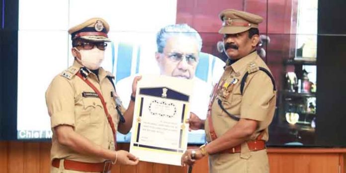രാഷ്ട്രപതിയുടെയും മുഖ്യമന്ത്രിയുടെയും പോലീസ് മെഡലുകള് വിതരണം ചെയ്തു രാഷ്ട്രപതിയുടെയും മുഖ്യമന്ത്രിയുടെയും പോലീസ് മെഡലുകള് വിതരണം ചെയ്തു