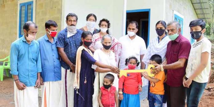 സുനില് ടീച്ചറിന്റെ 184ാമത്തെ സ്നേഹഭവനവും കൈമാറി സുനില് ടീച്ചറിന്റെ 184ാമത്തെ സ്നേഹഭവനവും കൈമാറി