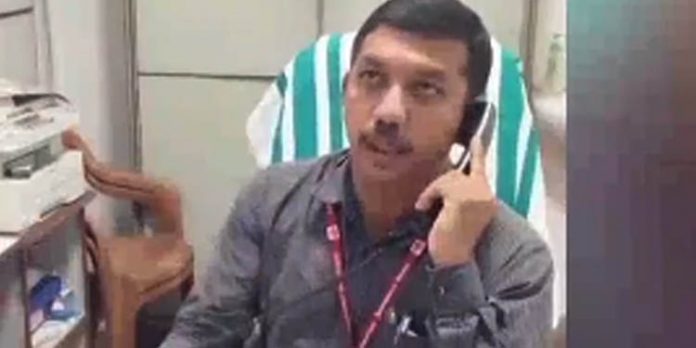ഐഫോണ് തിരിച്ചു നല്കി വെട്ടിലായി ; അസി: പ്രോട്ടോക്കോള് ഓഫീസറെ സിബിഐ ചോദ്യം ചെയ്യും ഐഫോണ് തിരിച്ചു നല്കി വെട്ടിലായി ; അസി: പ്രോട്ടോക്കോള് ഓഫീസറെ സിബിഐ ചോദ്യം ചെയ്യും