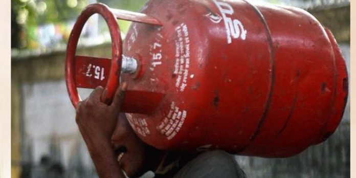 എണ്ണക്കമ്പിനികളുടെ കൊള്ള തുടരുന്നു ; പാചകവാതകവില വീണ്ടും കൂട്ടി എണ്ണക്കമ്പിനികളുടെ കൊള്ള തുടരുന്നു ; പാചകവാതകവില വീണ്ടും കൂട്ടി
