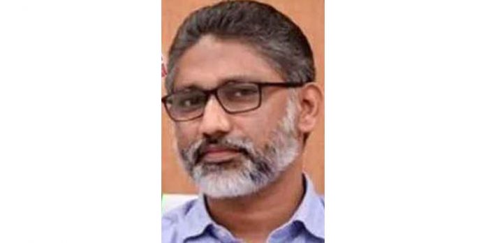 സസ്പെന്ഷന് ഒര്ഡര് വന്നപ്പോഴാണ് സഹപ്രവര്ത്തകരും അറിയുന്നത് അടുത്തിരുന്നത് കോടികളുടെ തട്ടിപ്പ് വീരനെന്ന് സസ്പെന്ഷന് ഒര്ഡര് വന്നപ്പോഴാണ് സഹപ്രവര്ത്തകരും അറിയുന്നത് അടുത്തിരുന്നത് കോടികളുടെ തട്ടിപ്പ് വീരനെന്ന്