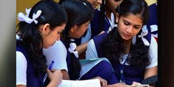 സ്കൂളില് സൂക്ഷിച്ച ചോദ്യപേപ്പര് മോഷണം പോയതിനെതുടര്ന്ന് ഹയര്സെക്കന്ഡറി പരീക്ഷ മാറ്റി സ്കൂളില് സൂക്ഷിച്ച ചോദ്യപേപ്പര് മോഷണം പോയതിനെതുടര്ന്ന് ഹയര്സെക്കന്ഡറി പരീക്ഷ മാറ്റി