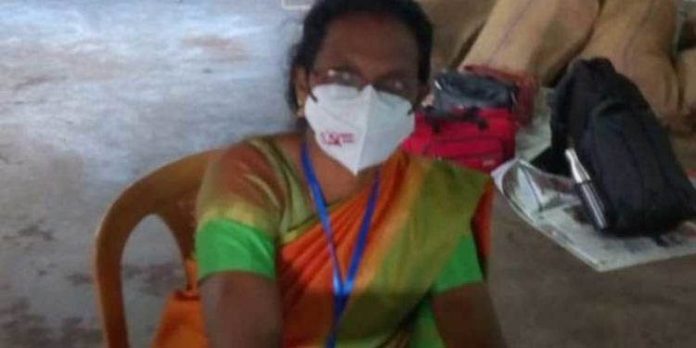 രാഷ്ട്രീയപ്പാര്ട്ടിയുടെ ചിഹ്നമുള്ള മാസ്ക് ധരിച്ച പ്രിസൈഡിങ് ഓഫീസറെ സസ്പെന്ഡ് ചെയ്തു രാഷ്ട്രീയപ്പാര്ട്ടിയുടെ ചിഹ്നമുള്ള മാസ്ക് ധരിച്ച പ്രിസൈഡിങ് ഓഫീസറെ സസ്പെന്ഡ് ചെയ്തു