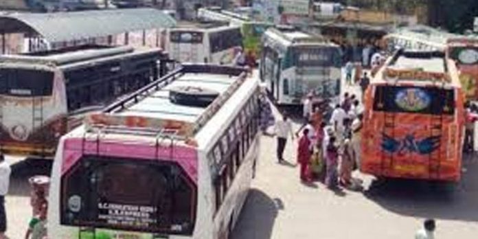 ബസ് ജീവനക്കാര് തമ്മില് കൈയാങ്കളി ; പെണ്കുട്ടിയുടെ കണ്ണിന് ഗുരുതരമായി പരുക്കേറ്റു ബസ് ജീവനക്കാര് തമ്മില് കൈയാങ്കളി ; പെണ്കുട്ടിയുടെ കണ്ണിന് ഗുരുതരമായി പരുക്കേറ്റു