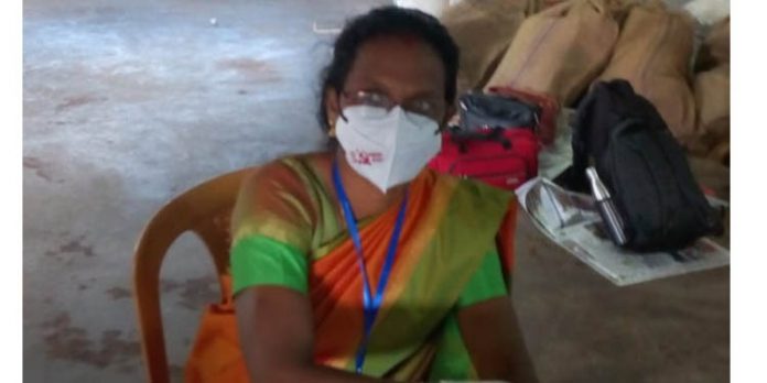 പാര്ട്ടി ചിഹ്നമുള്ള മാസ്ക് ധരിച്ച് ബൂത്തില് ജോലിക്കെത്തിയ ഉദ്യോഗസ്ഥയെ മാറ്റാന് കളക്ടര് ഉത്തരവിട്ടു പാര്ട്ടി ചിഹ്നമുള്ള മാസ്ക് ധരിച്ച് ബൂത്തില് ജോലിക്കെത്തിയ ഉദ്യോഗസ്ഥയെ മാറ്റാന് കളക്ടര് ഉത്തരവിട്ടു