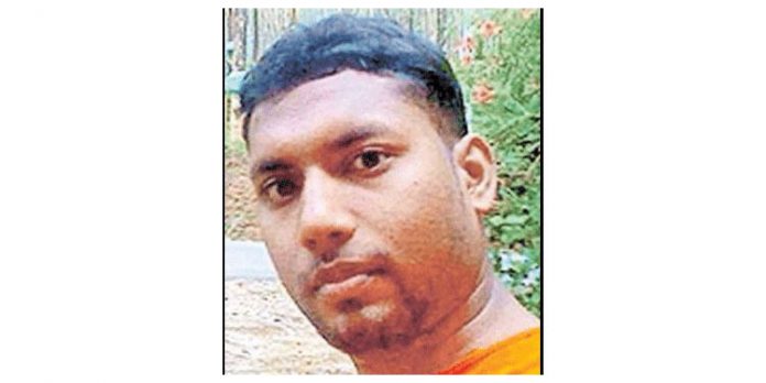 വീട്ടിലെത്തി ദമ്പതികളെ കുത്തി പരുക്കേല്പിച്ച ശേഷം സ്വയം തീകൊളുത്തിയ നിലയില് കണ്ടെത്തിയ യുവാവ് മരിച്ചു വീട്ടിലെത്തി ദമ്പതികളെ കുത്തി പരുക്കേല്പിച്ച ശേഷം സ്വയം തീകൊളുത്തിയ നിലയില് കണ്ടെത്തിയ യുവാവ് മരിച്ചു