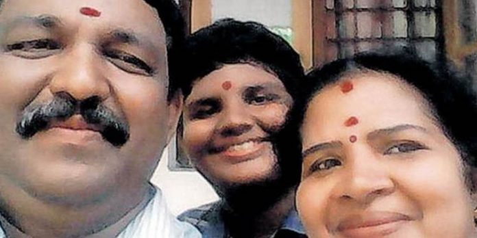അച്ഛനെയും അമ്മയെയും മകനെയും വീട്ടില് മരിച്ച നിലയില് കണ്ടെത്തി അച്ഛനെയും അമ്മയെയും മകനെയും വീട്ടില് മരിച്ച നിലയില് കണ്ടെത്തി