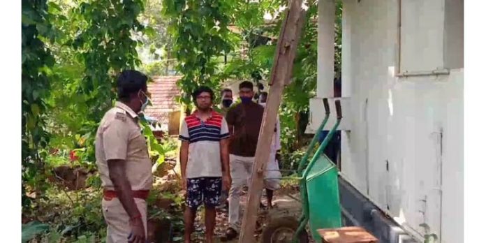 തൃശ്ശൂരില് വീട്ടുകാരെ മുറിയില് പൂട്ടിയിട്ട ശേഷം കവര്ച്ച തൃശ്ശൂരില് വീട്ടുകാരെ മുറിയില് പൂട്ടിയിട്ട ശേഷം കവര്ച്ച