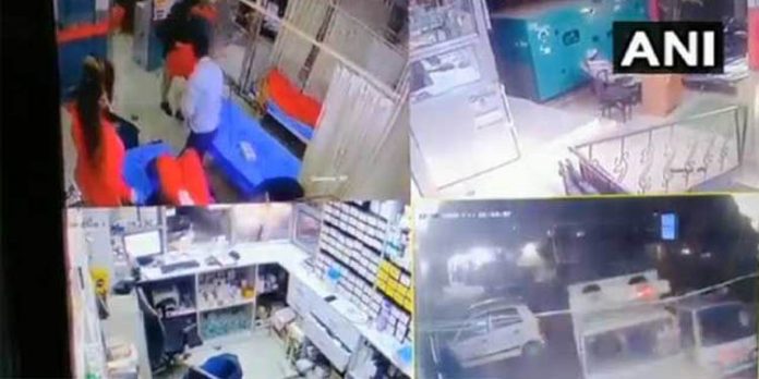 ആശുപത്രിയിലേക്ക് വാഹനം ഇടിച്ചു കയറ്റി അതിക്രമം ആശുപത്രിയിലേക്ക് വാഹനം ഇടിച്ചു കയറ്റി അതിക്രമം