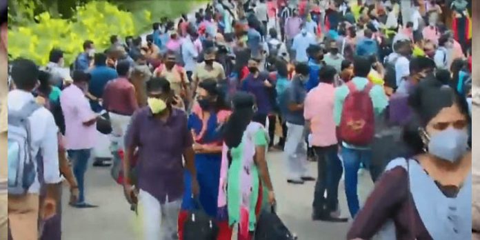 കോവിഡ് മാനദണ്ഡങ്ങള് കാറ്റില് പറത്തിക്കൊണ്ട് തെരഞ്ഞെടുപ്പ് സാമഗ്രികളുടെ വിതരണം കോവിഡ് മാനദണ്ഡങ്ങള് കാറ്റില് പറത്തിക്കൊണ്ട് തെരഞ്ഞെടുപ്പ് സാമഗ്രികളുടെ വിതരണം
